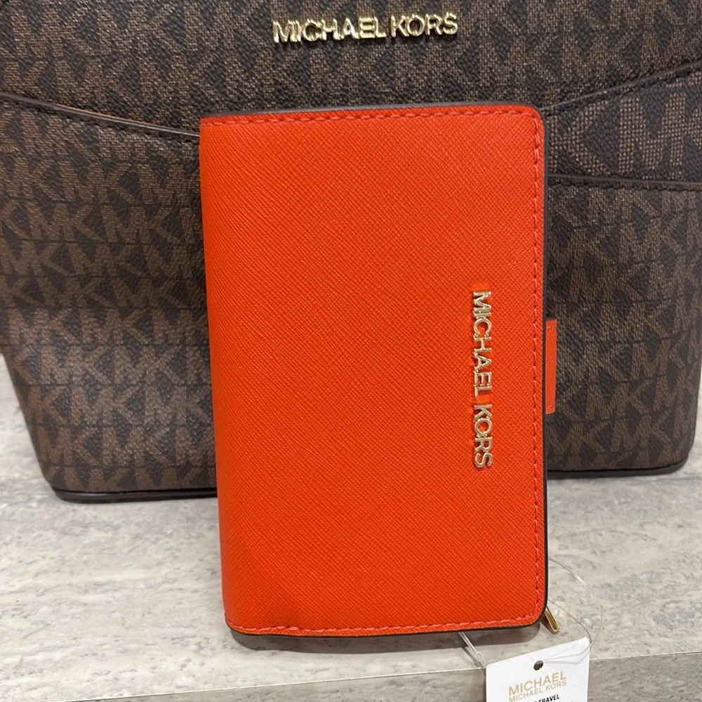 Michael Medium Crossgrain Leather Bifold Wallet
Red Clay 
NWT - Picture 8 of 16